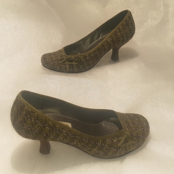 Greenish Tweed Pump by Steve Madden Size 7 - Picture 4 of 13